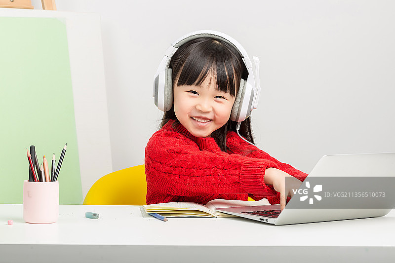 在线教育上网课的小学生图片素材