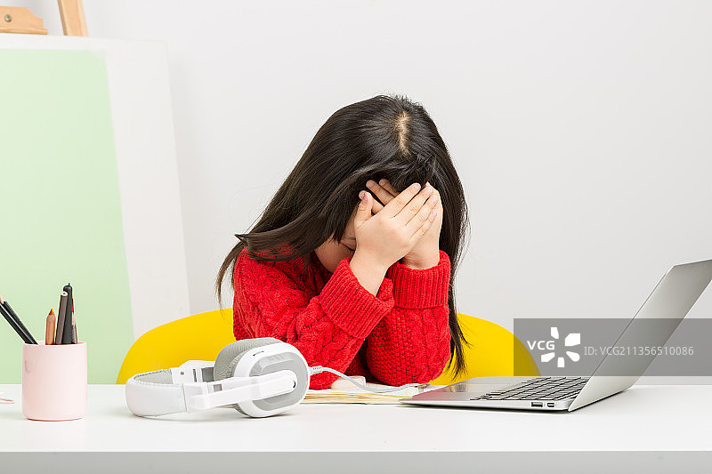 在线教育上网课的小学生图片素材