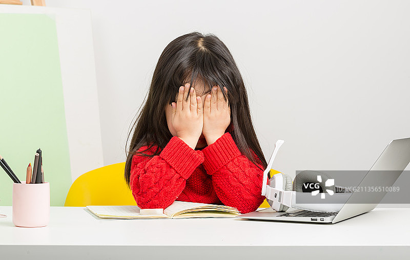 上网课双手捂脸的孩子图片素材
