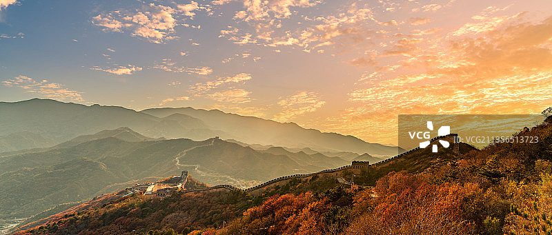 北京八达岭长城秋天层林尽染图片素材