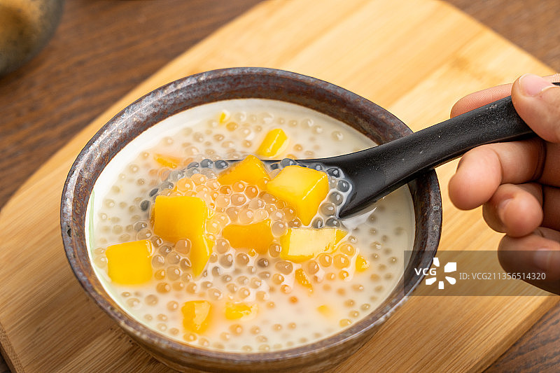 中国传统小吃甜品椰汁芒果西米露图片素材