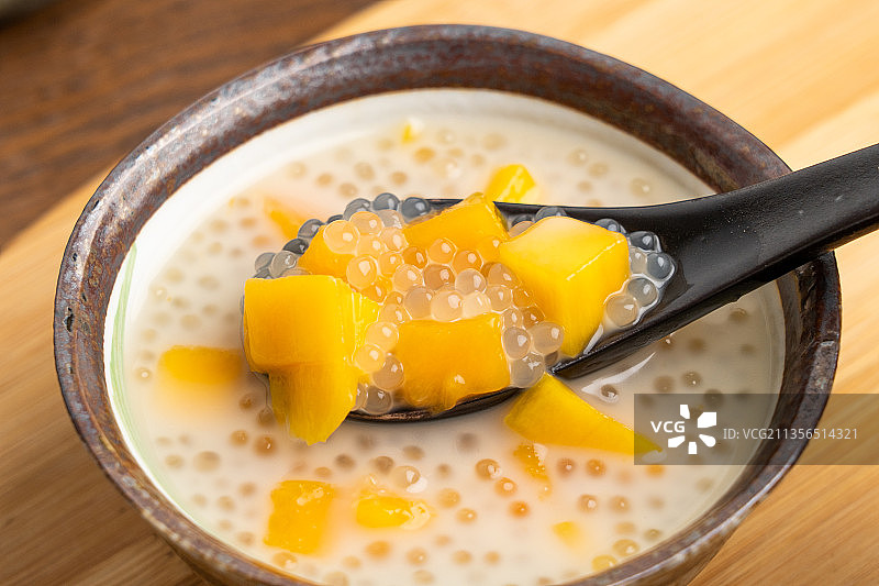 中国传统小吃甜品椰汁芒果西米露图片素材