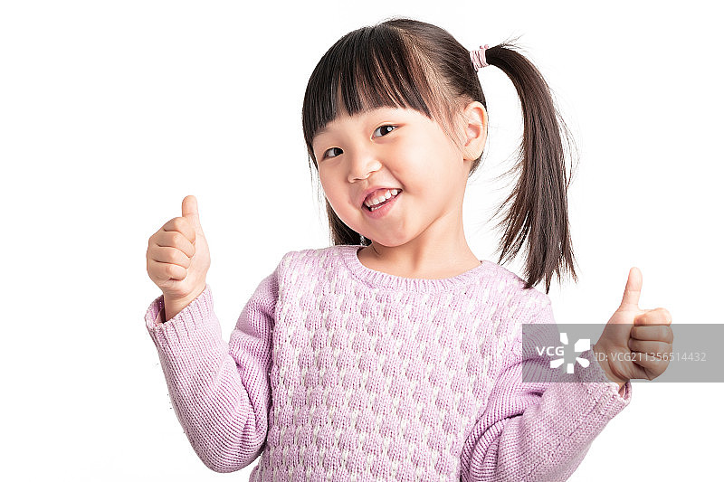 小女孩双手伸大拇指图片素材