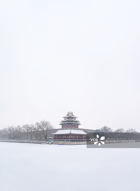 被大雪覆盖的北京故宫角楼图片素材
