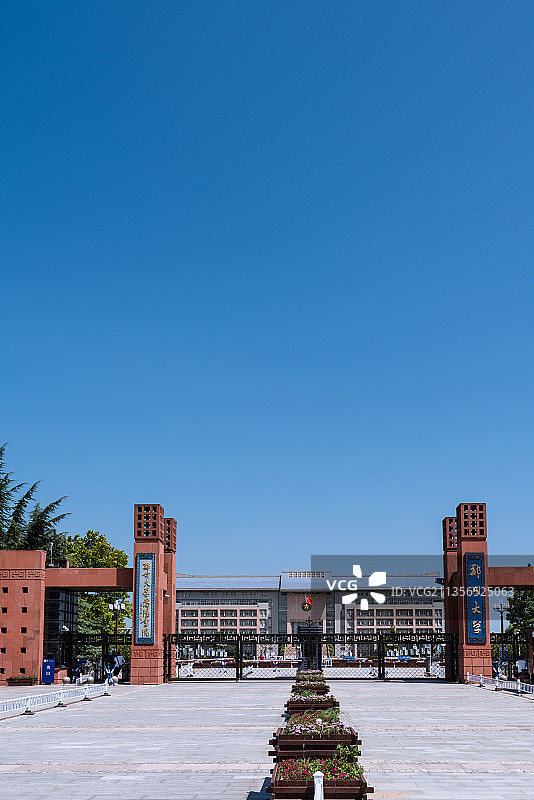 郑州大学总校校门正门建筑图片素材