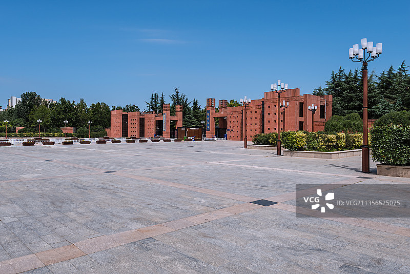郑州大学总校校门前广场图片素材