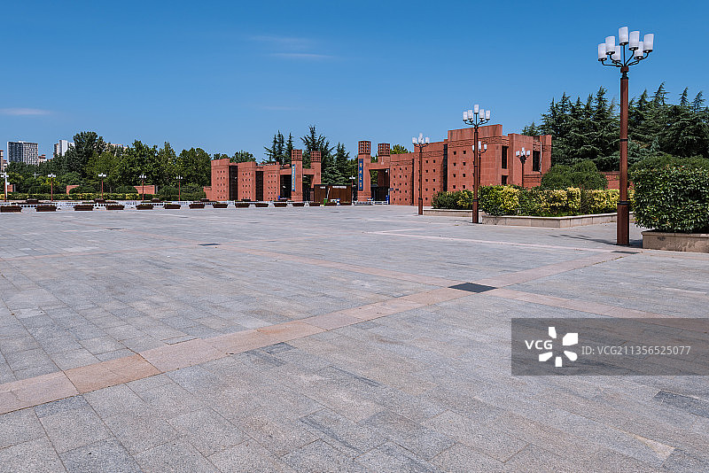 郑州大学总校校门前广场图片素材