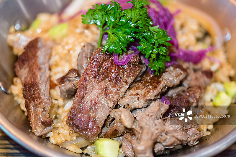 一盘黑椒牛排饭特写图片素材