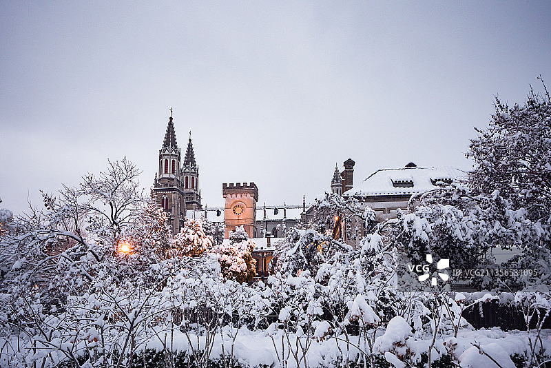 济南暴雪下的洪楼教堂图片素材