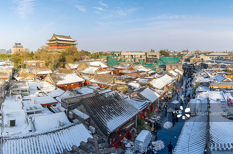 2021年北京初雪，鼓楼钟楼同框与雪景之中，烟袋斜街上游客络图片素材