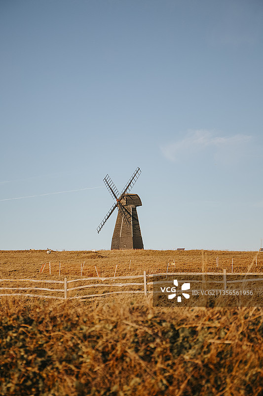 英国秋日的风车图片素材