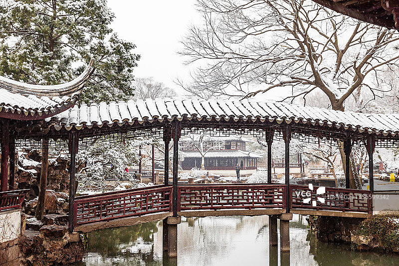 江苏苏州园林拙政园雪景图片素材