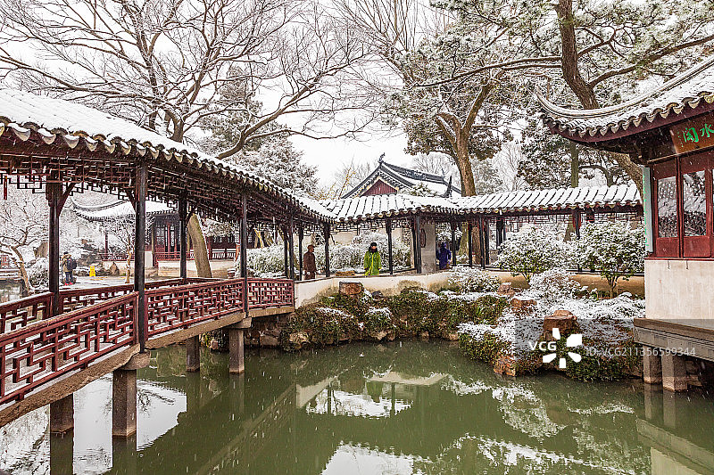 江苏苏州园林拙政园雪景图片素材