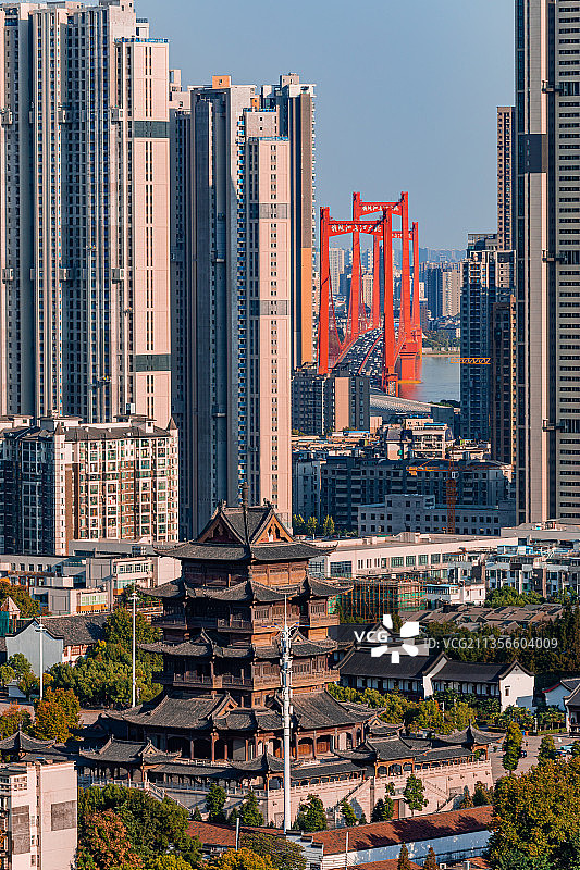 武汉市汉阳区归元寺圎通阁与鹦鹉洲长江大桥图片素材