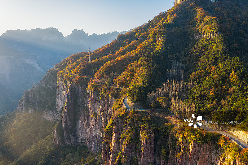 河南新乡辉县太行山大峡谷万仙山景区乡村秋季户外风光航拍视角图片素材