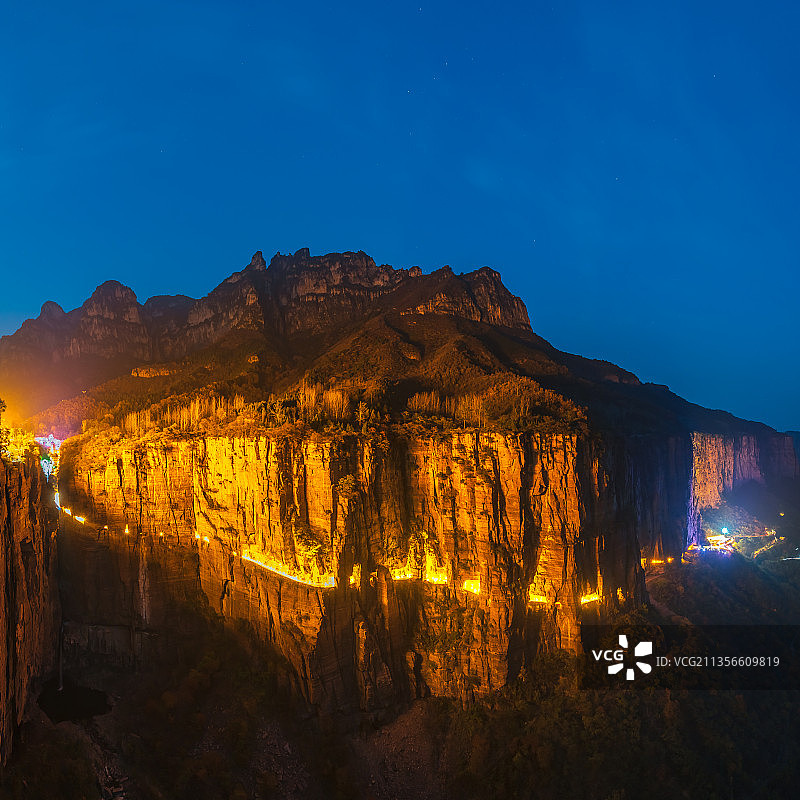 河南新乡辉县万仙山景区郭亮挂壁公路绝壁长廊秋季户外风光夜景图片素材