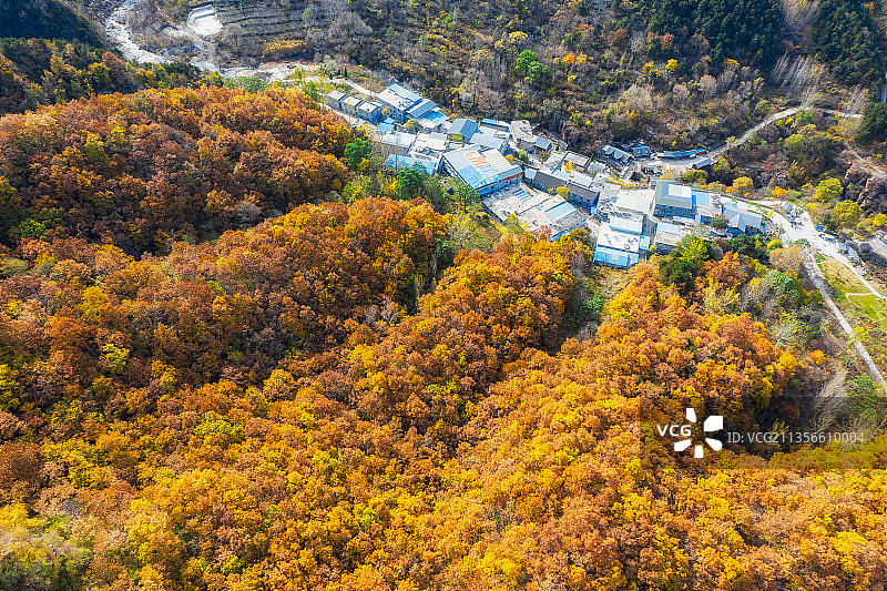 河南新乡太行山脉辉县万仙山景区秋季村庄户外风光航拍视角图片素材