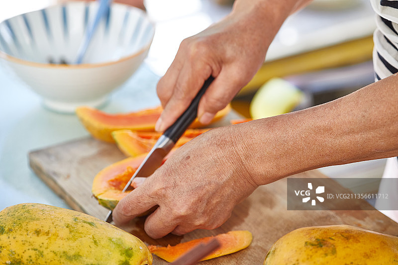 花园里阳光下切黄色木瓜图片素材