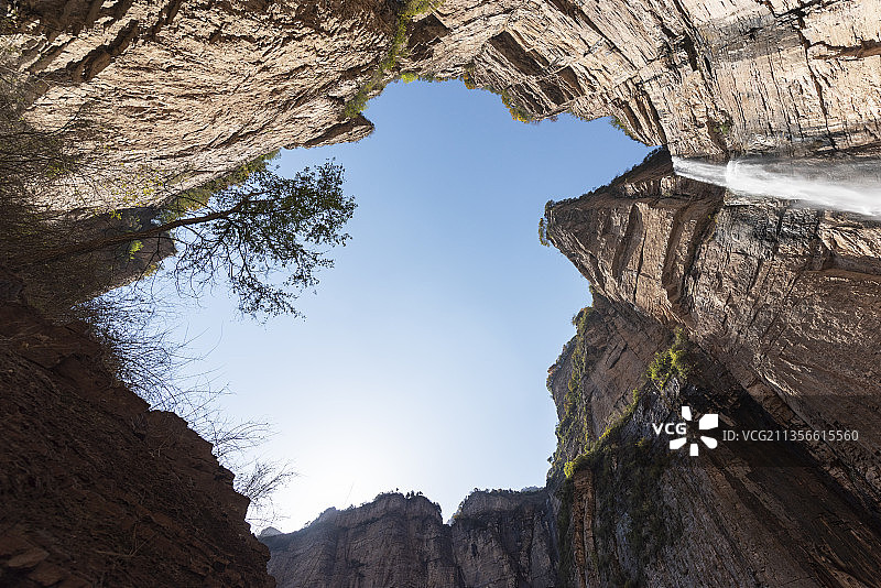 河南林州市石板岩乡太行大峡谷龙床沟大瀑布图片素材