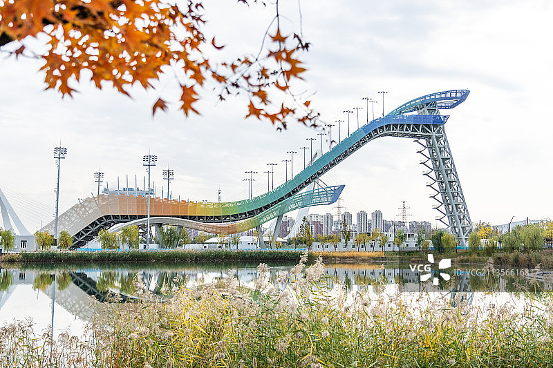 秋季的北京首钢园冬奥滑雪大跳台图片素材