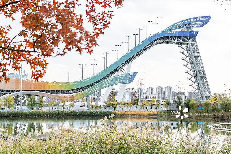 秋季的北京首钢园冬奥滑雪大跳台图片素材