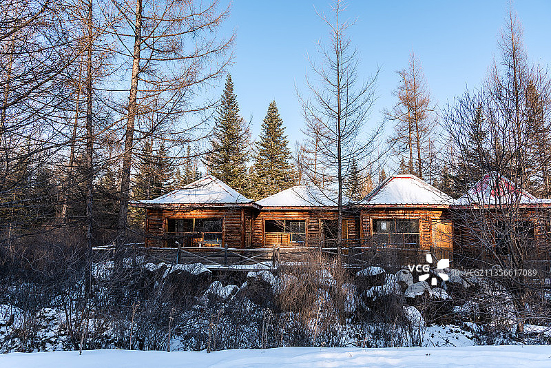 冬天雪后的村庄和道路图片素材
