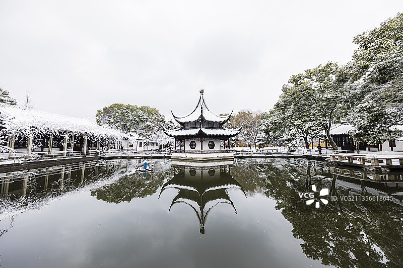 江苏苏州西园寺冬季雪景图片素材