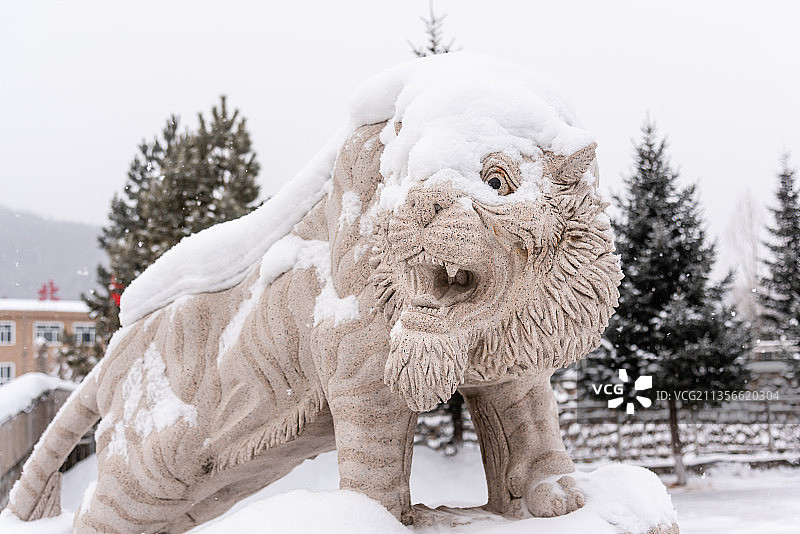 中国黑龙江省牡丹江市横道河子东北虎园的老虎雕塑图片素材