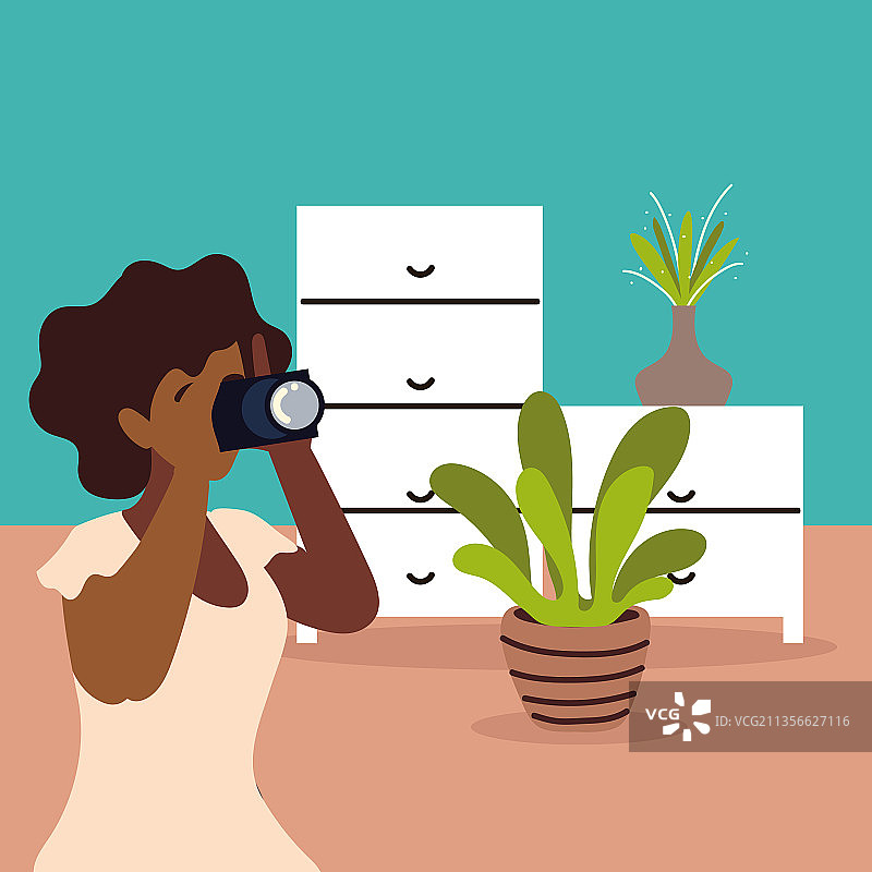 拿着相机的非洲裔女人图片素材