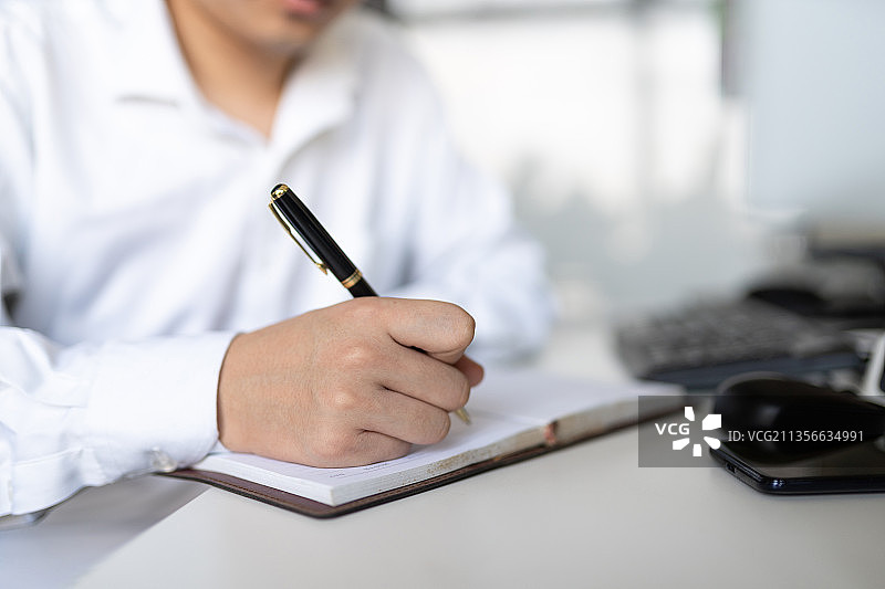 办公中的商务人士图片素材