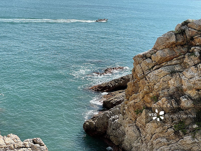 海上岩层的高角度观察图片素材