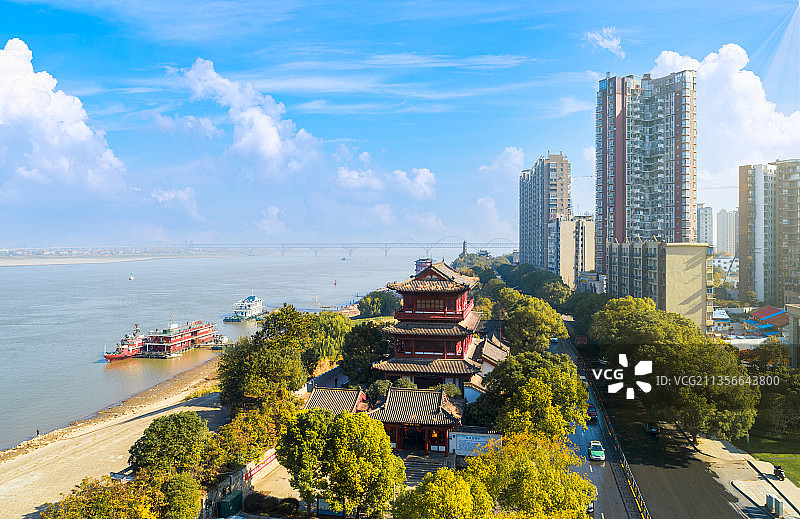 航拍中国江西省九江市锁江塔和浔阳楼建筑全景图片素材