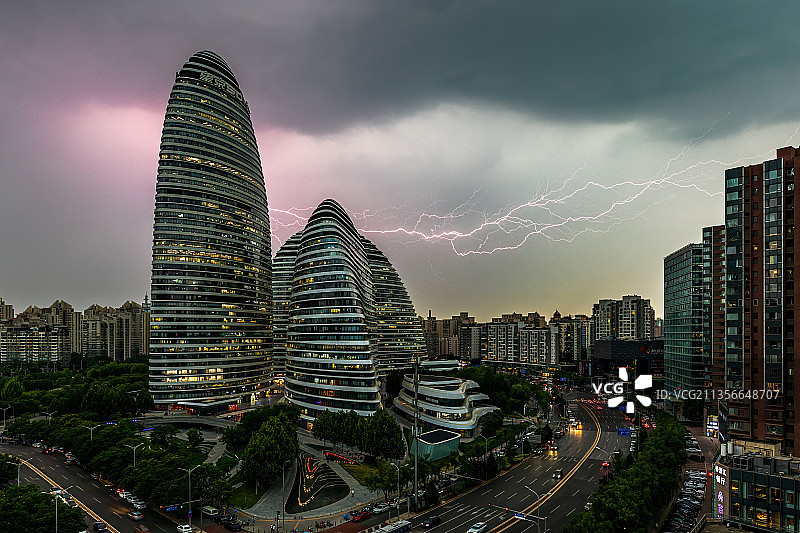 闪电划过望京SOHO图片素材