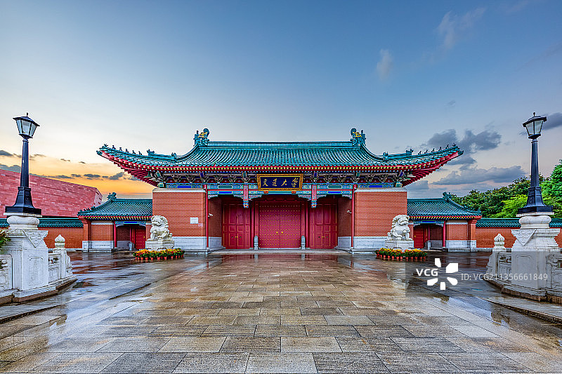 传统建筑风格的上海交通大学大门图片素材