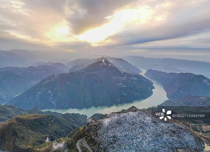 重庆巫山：满山红叶半山雪图片素材