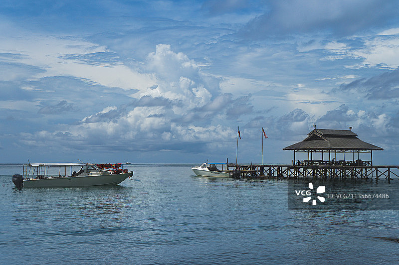蓝天白云下的海边船只图片素材
