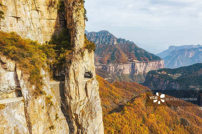 山西晋城陵川县太行山王莽岭景区昆山挂壁公路秋季户外风光航拍图片素材