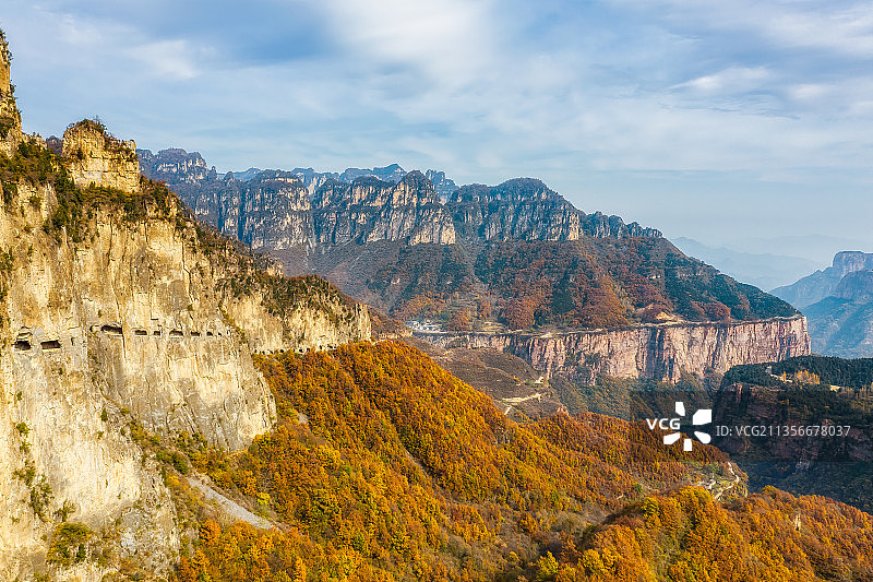 山西晋城陵川县太行山王莽岭景区昆山挂壁公路秋季户外风光航拍图片素材