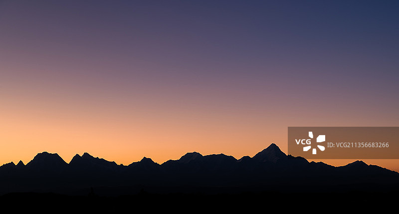 贡嘎山日出前的颜色图片素材