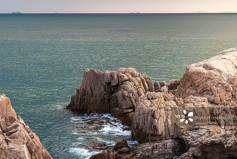 青岛小麦岛礁石岸眺望远海图片素材