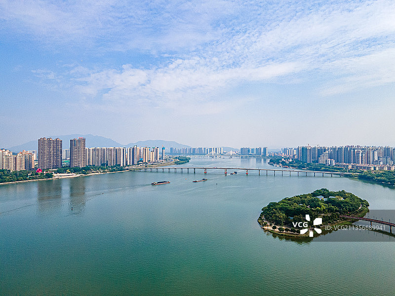 中国广东省清远市江心岛和城市天际线图片素材
