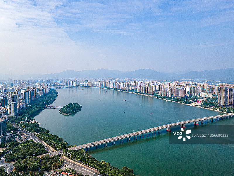 中国广东省清远市江心岛和凤城大桥航拍景观图片素材
