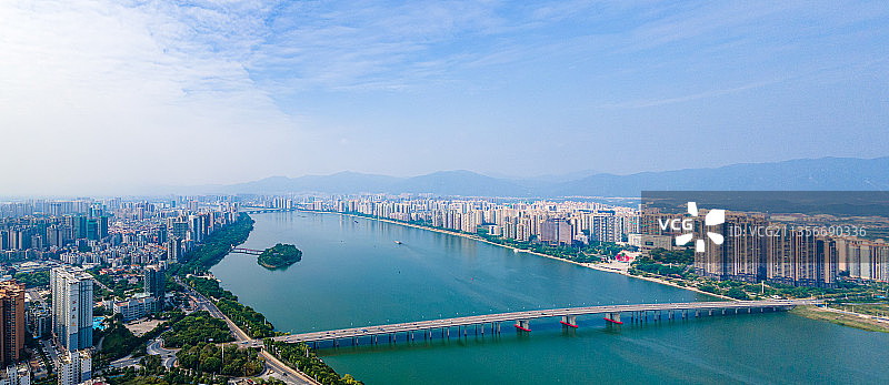 中国广东省清远市江心岛和凤城大桥航拍景观图片素材