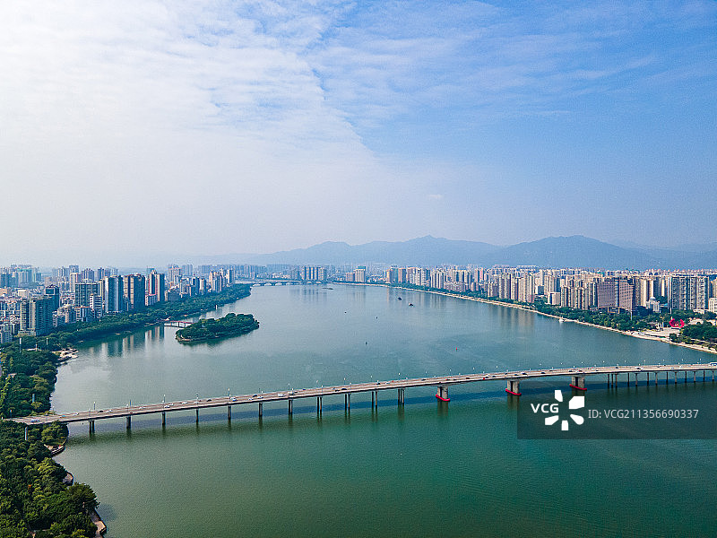 中国广东省清远市江心岛和凤城大桥航拍景观图片素材