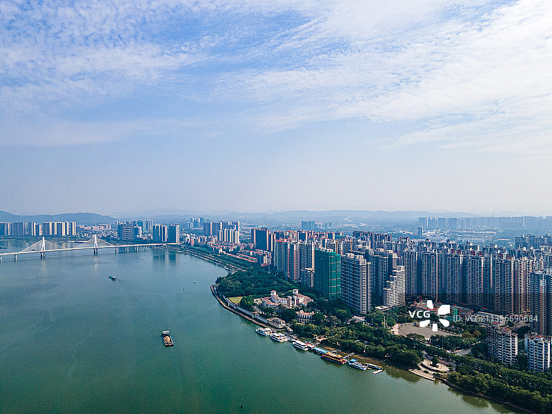 中国广东省清远市北江两岸建筑桥梁航拍景观图片素材