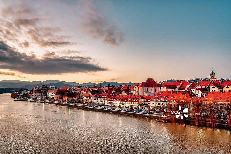 蓝调金光马里博尔图片素材