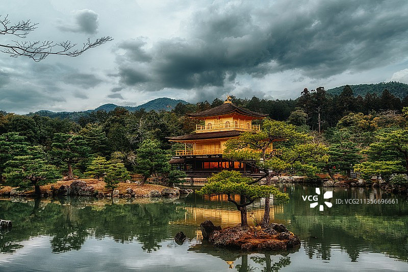 阴雨京都鹿苑金阁寺图片素材