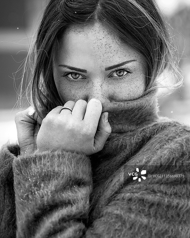 年轻女人特写肖像图片素材