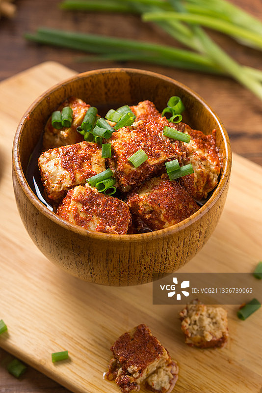 木板背景下木碗里的红油豆腐乳图片素材