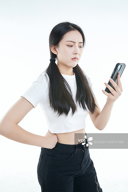 使用手机的亚洲可爱少女图片素材